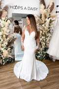 Charming Long Sleeves Mermaid Satin Wedding Dress with Appliques Lace
